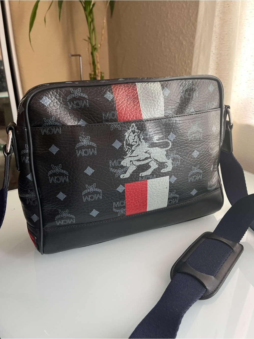 MCM 1976 LION VISETOS MESSENGER CROSSBODY BAG - Picture 12 of 12